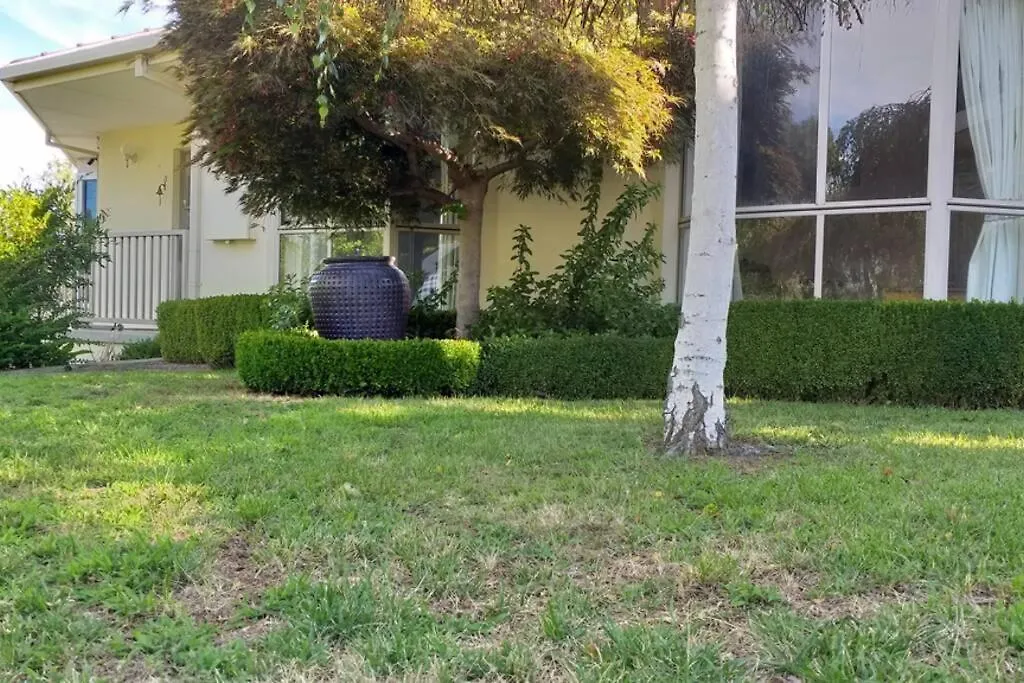 Sweet Holiday Home By The Golf Course Canberra 0*,