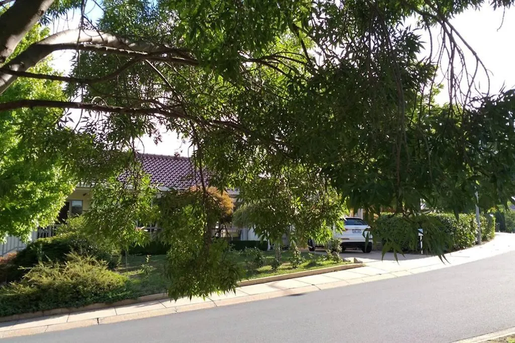 Sweet Holiday Home By The Golf Course Canberra