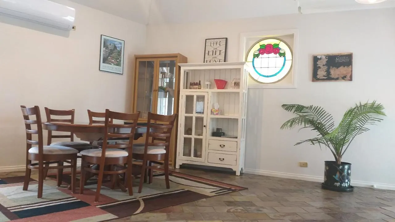 Sweet Holiday Home By The Golf Course Canberra 0*,